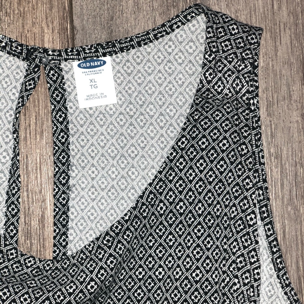 Old Navy black & white blouse